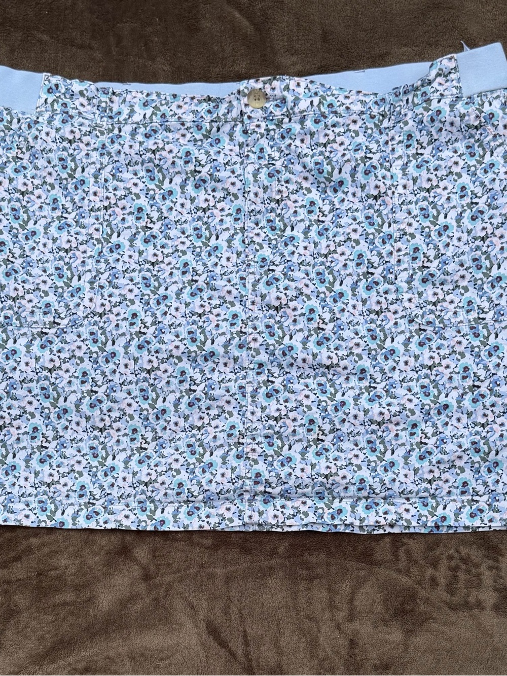 Lee women's blue floral midrise skort with pockets.